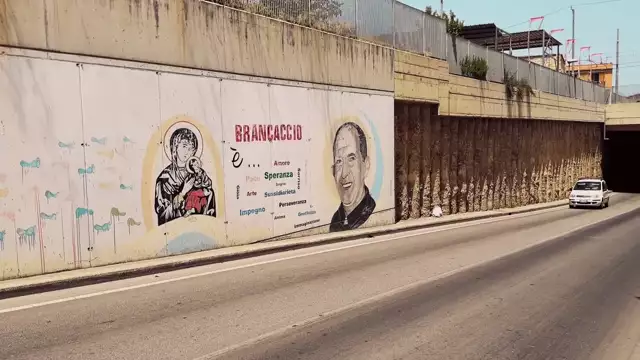 DIO AMA SEMPRE TRAMITE QUALCUNO il film (2)